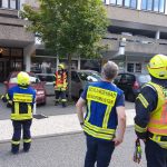 Bürgermeister Marco Eyring im Gespräch mit Einsatzleiter Markus Faust (Foto: Marius Hopf/Feuerwehr Gemeinde Schlangenbad)